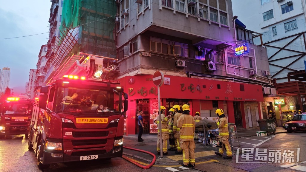 消防到場將火救熄。 消防到場將火救熄。