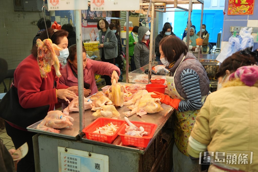 正值農曆年三十(9日),很多市民一早前往街市買餸,準備團年飯。吳艷玲攝 正值農曆年三十(9日),很多市民一早前往街市買餸,準備團年飯。吳艷玲攝