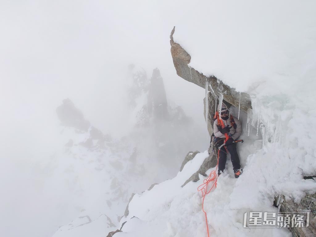 去年6月，張偉賢在加拿大攀登海拔3800米山峰時遇險，在暴風雪下露宿一夜。 受訪者提供