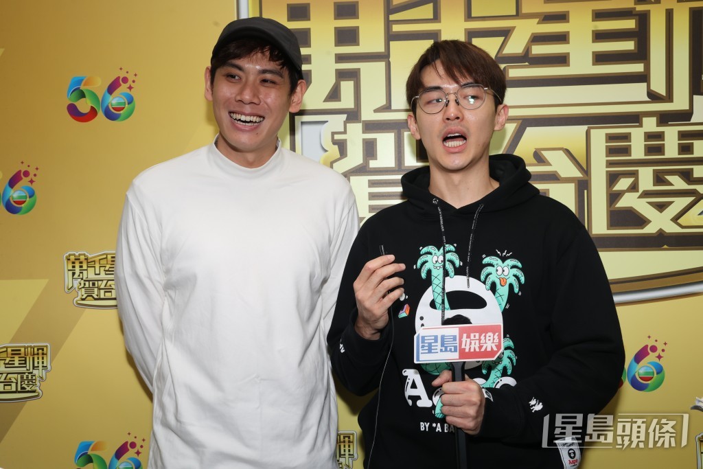 雙雙露出內褲,令人尷尬。 雙雙露出內褲,令人尷尬。