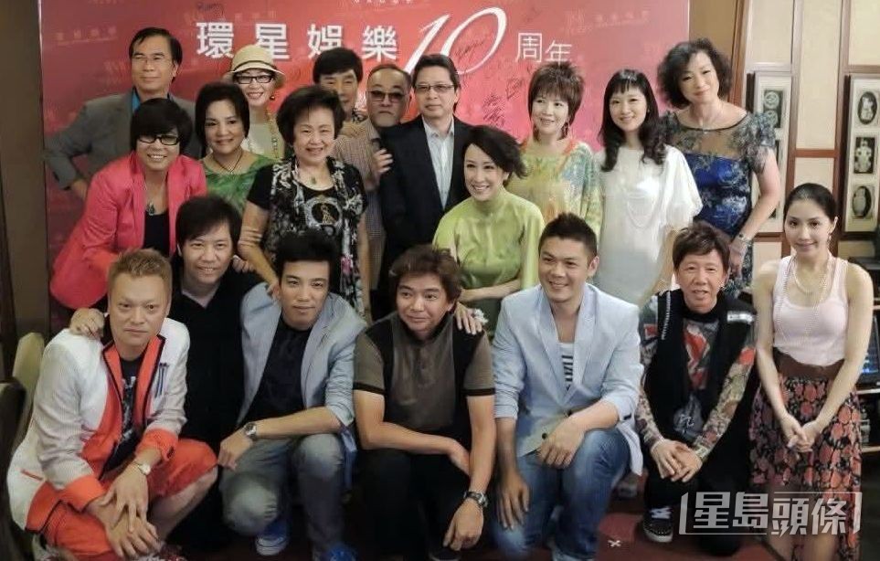 13年前出席環星娛樂宴會的方俊係金毛仔(左前1)。