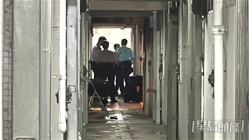 火警單位未解封,警員仍在場駐守。劉漢權攝 火警單位未解封,警員仍在場駐守。劉漢權攝