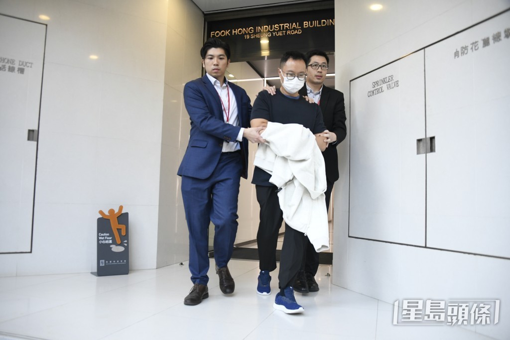 調查人員逗留約20分鐘帶走涉案男子。楊偉亨攝