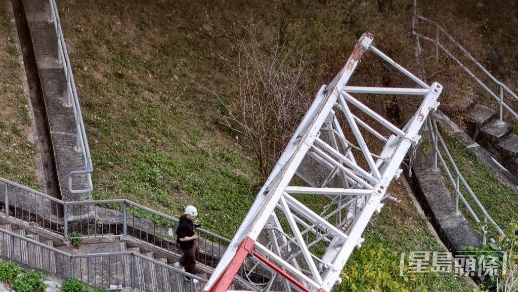 天秤倒塌跌落葵涌邨對開山坡。