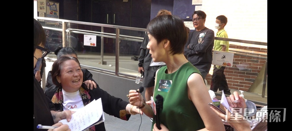 訪問期間，有年老女街坊突入，衝向江美儀要求合照，江美儀雖被嚇到，但她亦跟街坊先合照，更著對方下次不要這樣，因為很容易整親。