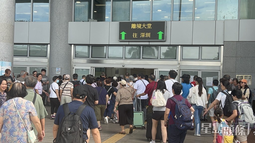 北上人流如鯽。楊偉亨攝
