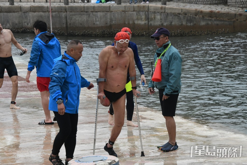 66歲湯先生多年前因骨癌截去右腳，但無減對游泳的熱情，康復後繼續成為元旦冬泳常客。