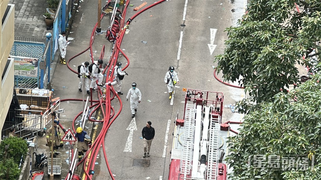 災難遇害者辨認組「DVIU」人員到場繼續登樓搜索。劉漢權攝