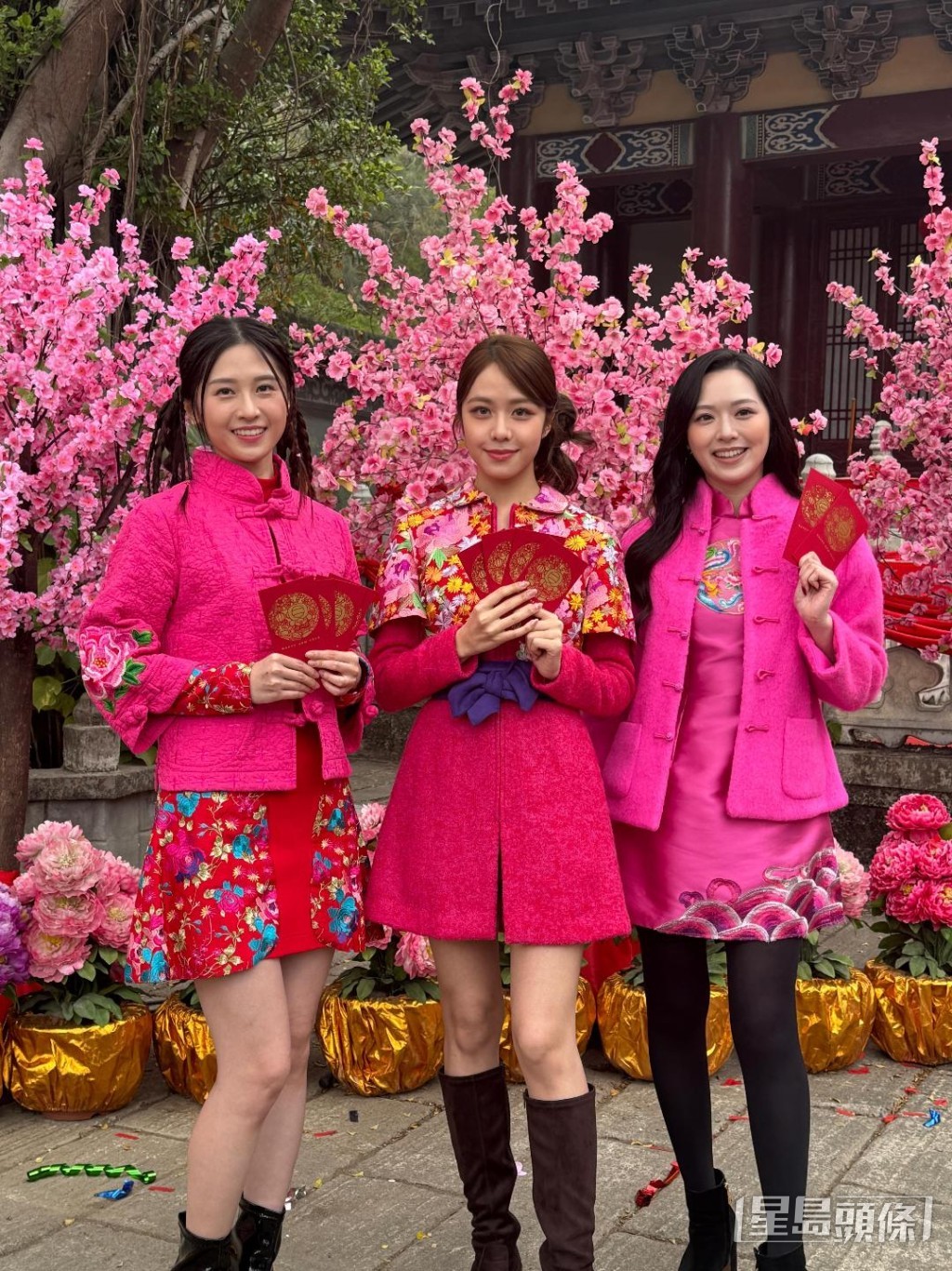 馮盈盈、莊子璇、倪嘉雯穿賀年裝束錄影。