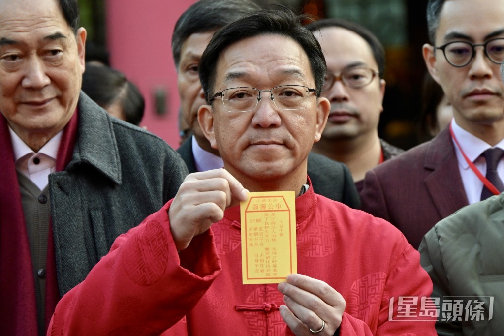 劉業強求得第15籤中籤。(蘇正謙攝) 劉業強求得第15籤中籤。(蘇正謙攝)