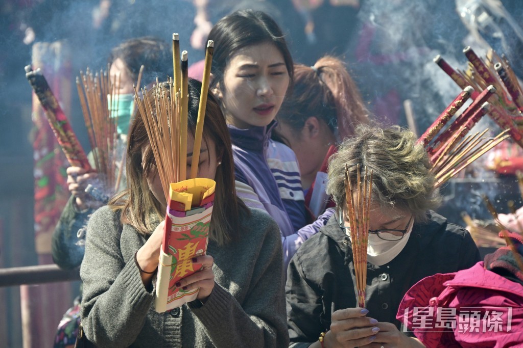 即使進廟後仍需排隊,仍可見市民充滿耐性,有秩序地排隊前進。蘇正謙攝 即使進廟後仍需排隊,仍可見市民充滿耐性,有秩序地排隊前進。蘇正謙攝