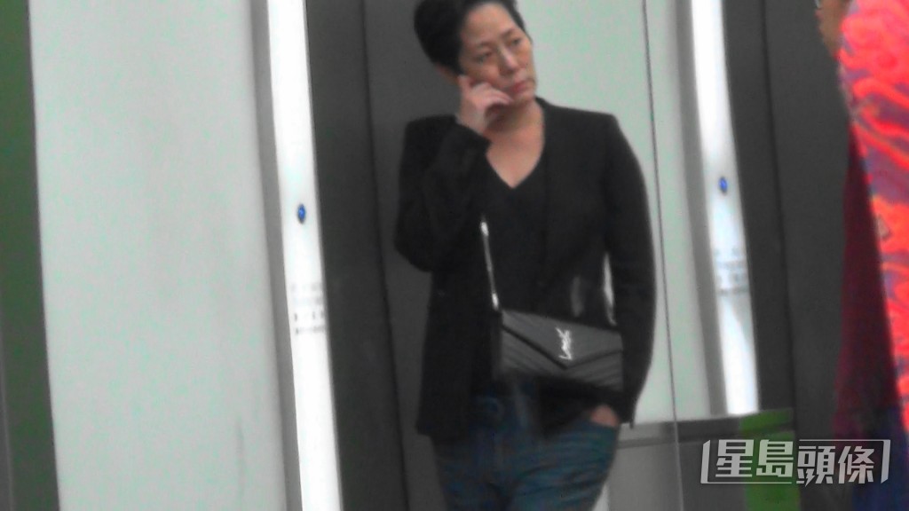 關淑怡不時被拍得於街上行為古怪。 關淑怡不時被拍得於街上行為古怪。