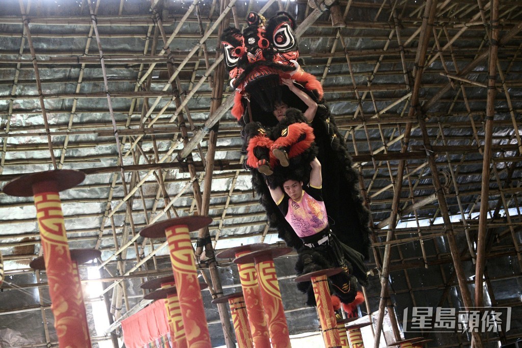 賽事邀請到來自馬來西亞、新加坡、越南等地共13支頂尖醒獅隊伍來港,與本地隊伍同場競技。 賽事邀請到來自馬來西亞、新加坡、越南等地共13支頂尖醒獅隊伍來港,與本地隊伍同場競技。