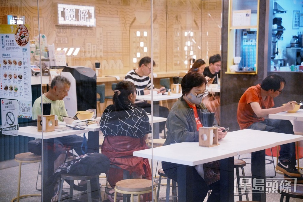 商場內有市民前往風球下營業的連鎖快餐店和米線店「醫肚」。