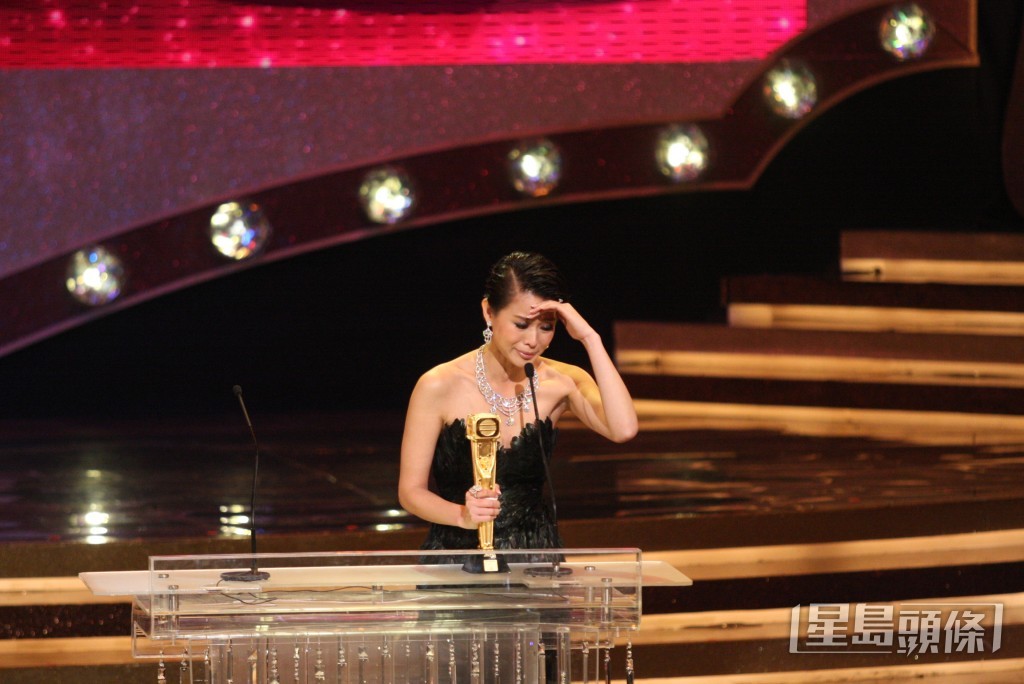 2011年胡杏儿获得视后,在台上向黄宗泽宣读“爱的宣言”:“我知我难顶,但你都好难顶,希望我哋一路顶住大家。”当时令观众都好感动。 2011年胡杏儿获得视后,在台上向黄宗泽宣读“爱的宣言”:“我知我难顶,但你都好难顶,希望我哋一路顶住大家。”当时令观众都好感动。