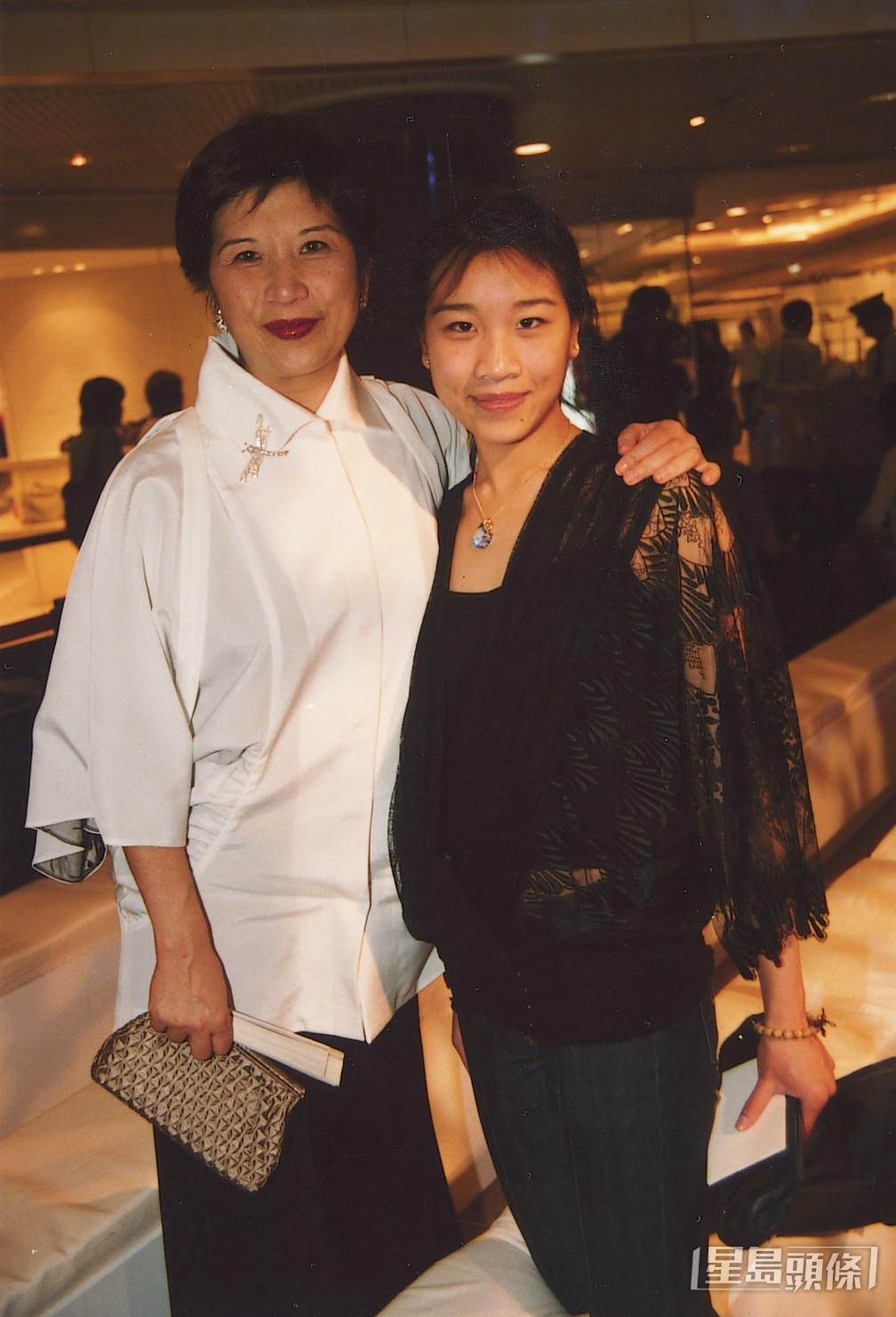 杨敏德（左）是上海纺织商人杨元龙的长女。