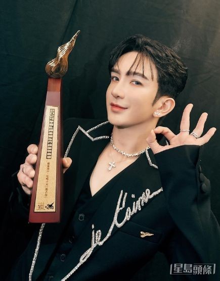 Anson Lo在《叱咤》中成绩同样亮丽。 Anson Lo在《叱咤》中成绩同样亮丽。