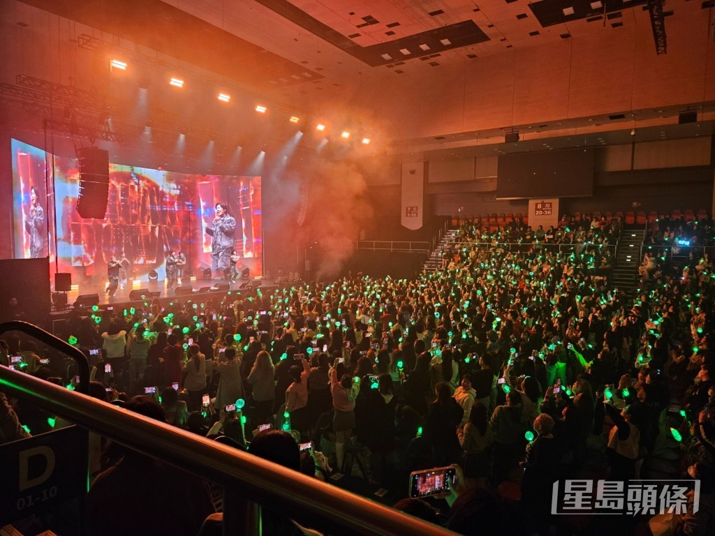 一開場台下粉絲已立即企起身歡呼應援。 一開場台下粉絲已立即企起身歡呼應援。