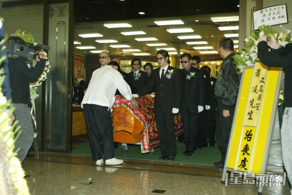 蕭笙2004年因肝癌離世，享年77歲，其生前8位弟子萬梓良、苗僑偉、黃日華、湯鎮業、尹天照、馬宗德、麥當傑和楊紹鴻負責扶靈。