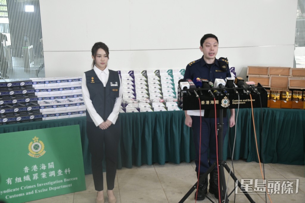 有組織罪案調查科特別調查第一組調查主任胡雪兒(圖左)及港口及海域科海域行動組督察陳景鋒講述行動詳情。楊偉亨攝