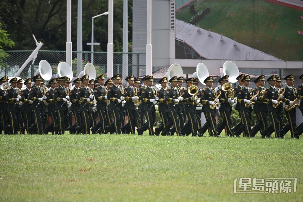 軍樂隊列表演與槍械儀仗表演。 軍樂隊列表演與槍械儀仗表演。