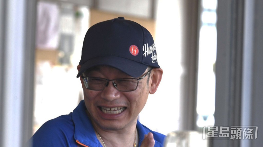 今朝「幸运二十」操练后丁冠豪冒雨到机坪睇马。