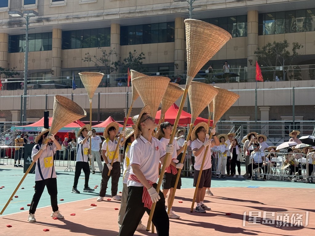 下午進行的搶孤競賽一共有18支隊伍參加。