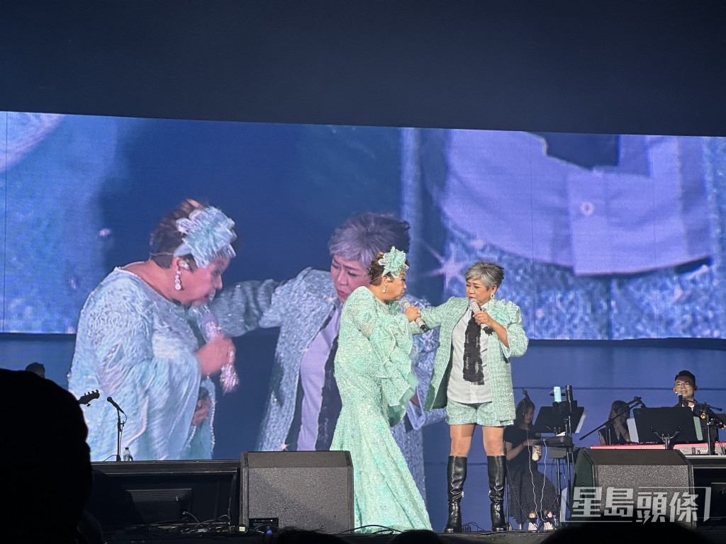 肥媽與黑妹在台上搞笑演繹。