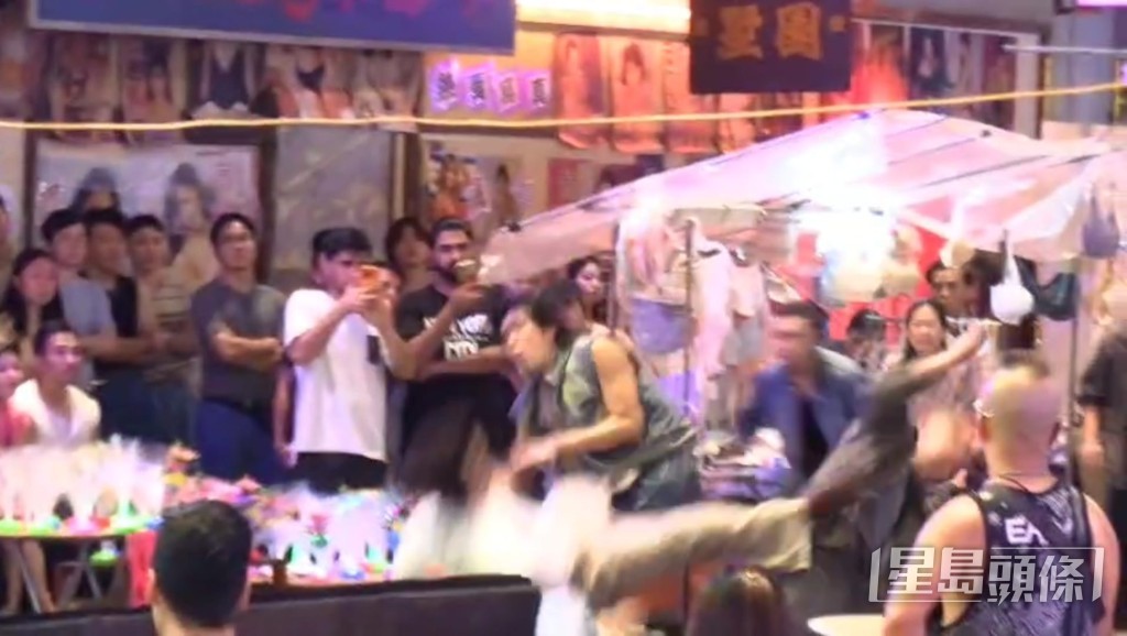 竟然意外不小心踢中一個演員。 竟然意外不小心踢中一個演員。