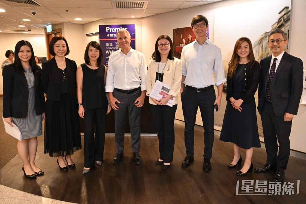汇控新任行政总裁艾桥智（左三）视察香港分行，同行包括汇丰亚太区联席行政总裁廖宜建（右三）、汇丰香港区行政总裁林慧虹（左三）等人。