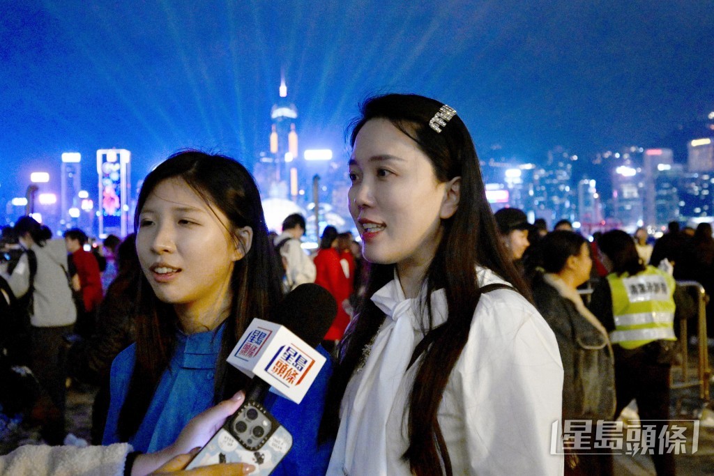 首次觀看煙花、來自山東的耿氏兩姊妹。 首次觀看煙花、來自山東的耿氏兩姊妹。