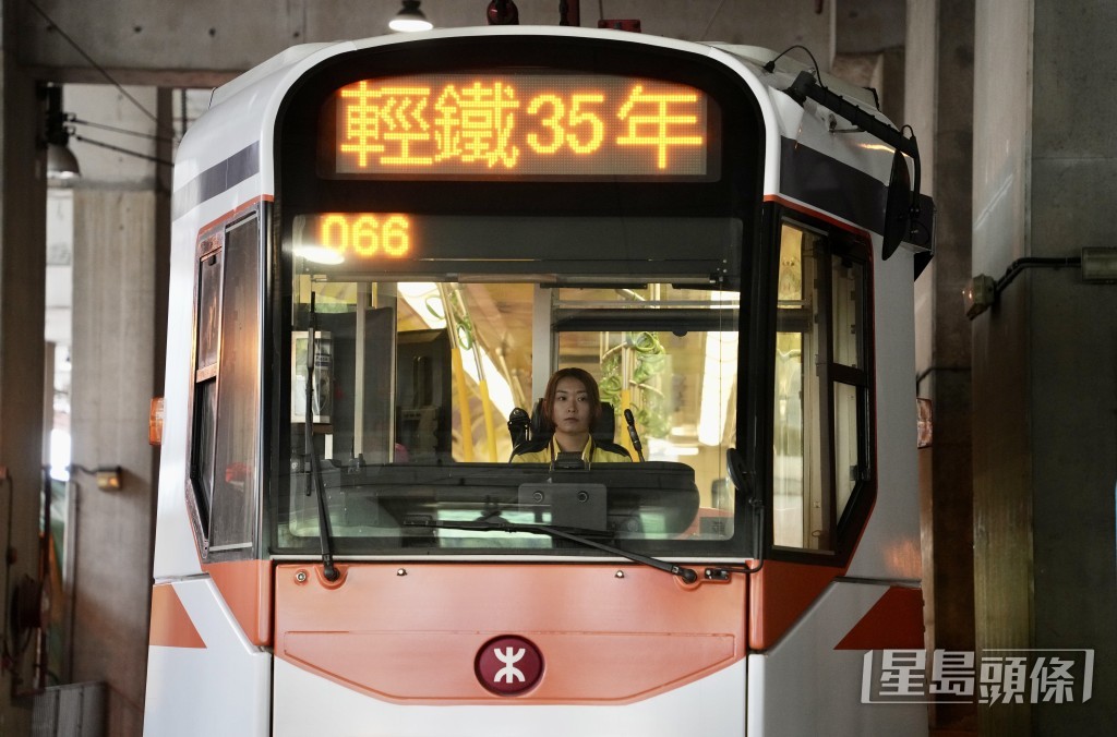 輕鐵及往來新界西北路綫的港鐵巴士亦會全日為所有乘客提供免費服務,乘客當天進出輕鐵站或於港鐵巴士上車時毋須拍卡。資料圖片 輕鐵及往來新界西北路綫的港鐵巴士亦會全日為所有乘客提供免費服務,乘客當天進出輕鐵站或於港鐵巴士上車時毋須拍卡。資料圖片