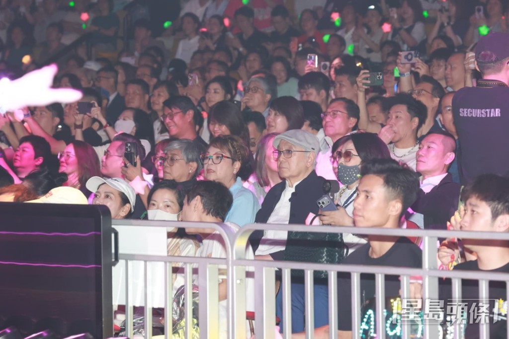 肥媽在台下欣賞譚詠麟演唱會。 肥媽在台下欣賞譚詠麟演唱會。