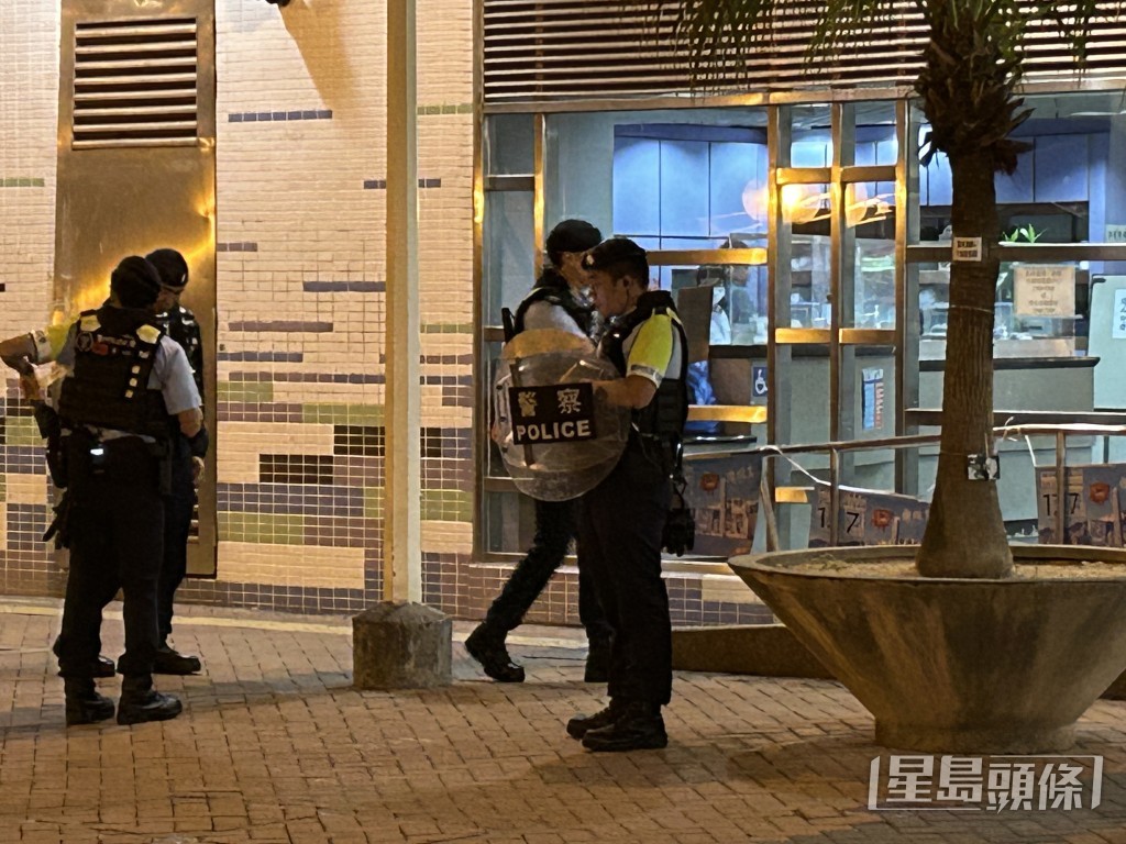 警員穿上防護背心及手持盾牌登樓調查。曾志恒攝