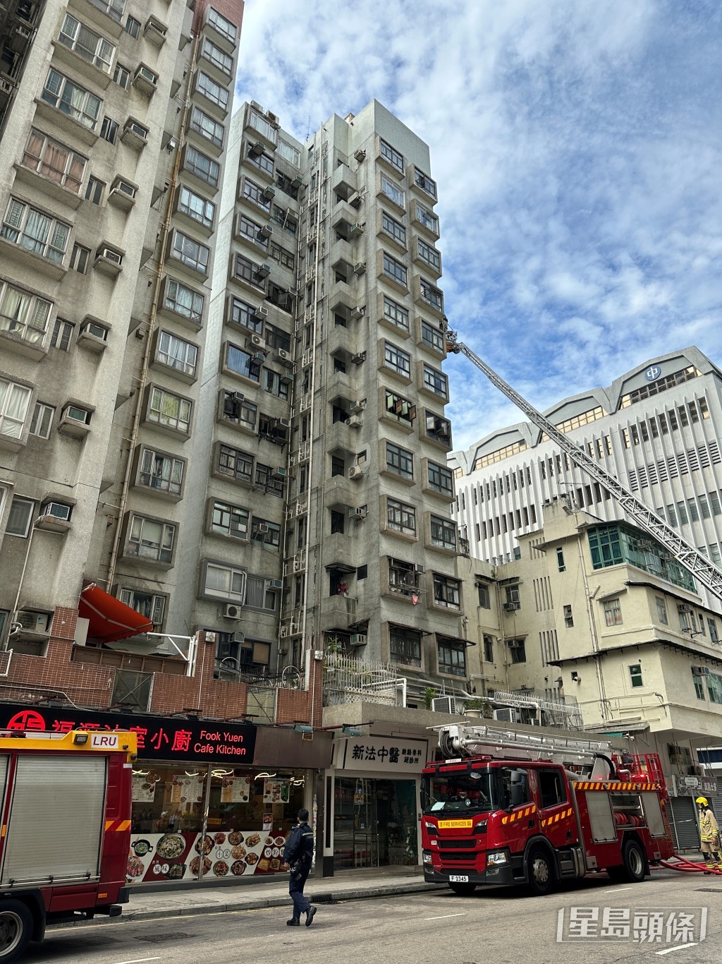 楼上单位起火，消防驾云梯扑救。刘汉权摄