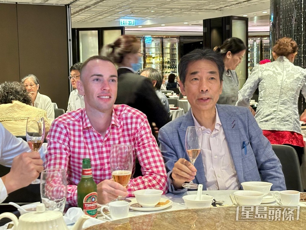 馬主鄭則然（右）及奧爾民（左）於「幸運派彩」慶功宴合照。