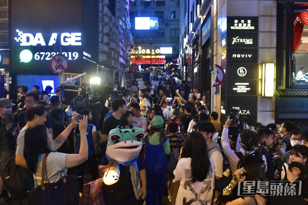 萬聖節.雖然不是周末,但蘭桂坊仍然人山人海。陳極彰攝 萬聖節.雖然不是周末,但蘭桂坊仍然人山人海。陳極彰攝