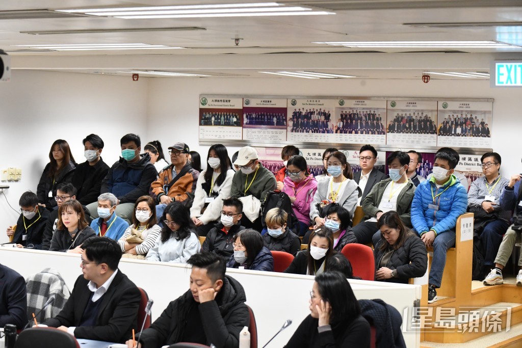 現場旁聽席坐滿。何健勇攝