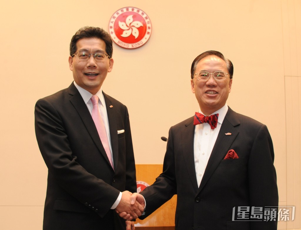 時任行政長官曾蔭權與當時新任商經局局長的蘇錦樑會見傳媒。資料圖片