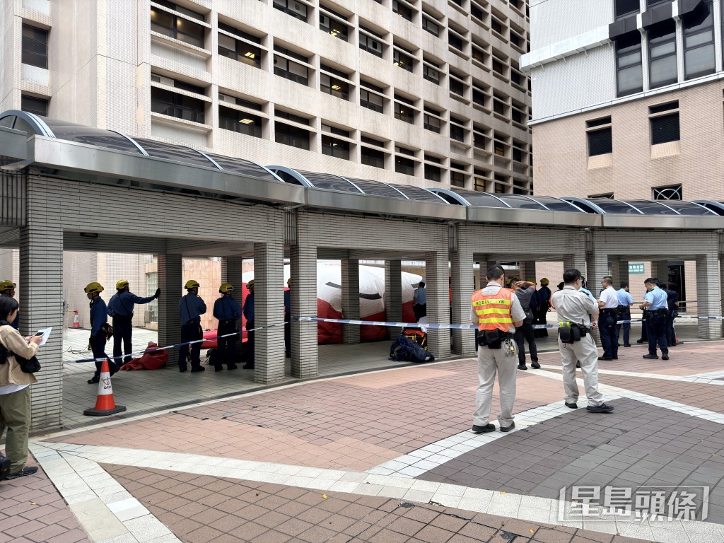 警員及保安人員在現場戒備。梁國峰攝 警員及保安人員在現場戒備。梁國峰攝