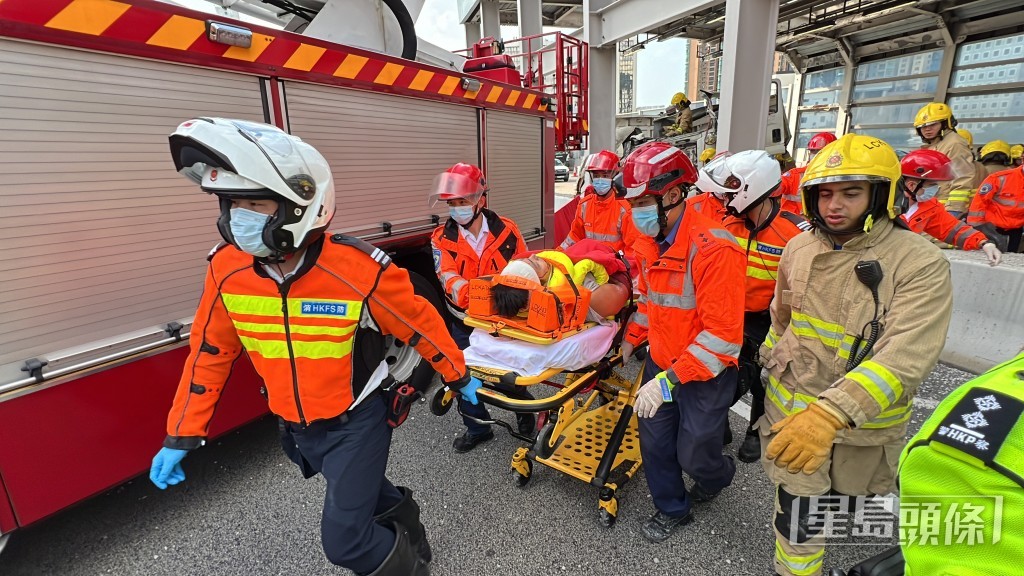 泥頭車司機救出送院。劉漢權攝 泥頭車司機救出送院。劉漢權攝