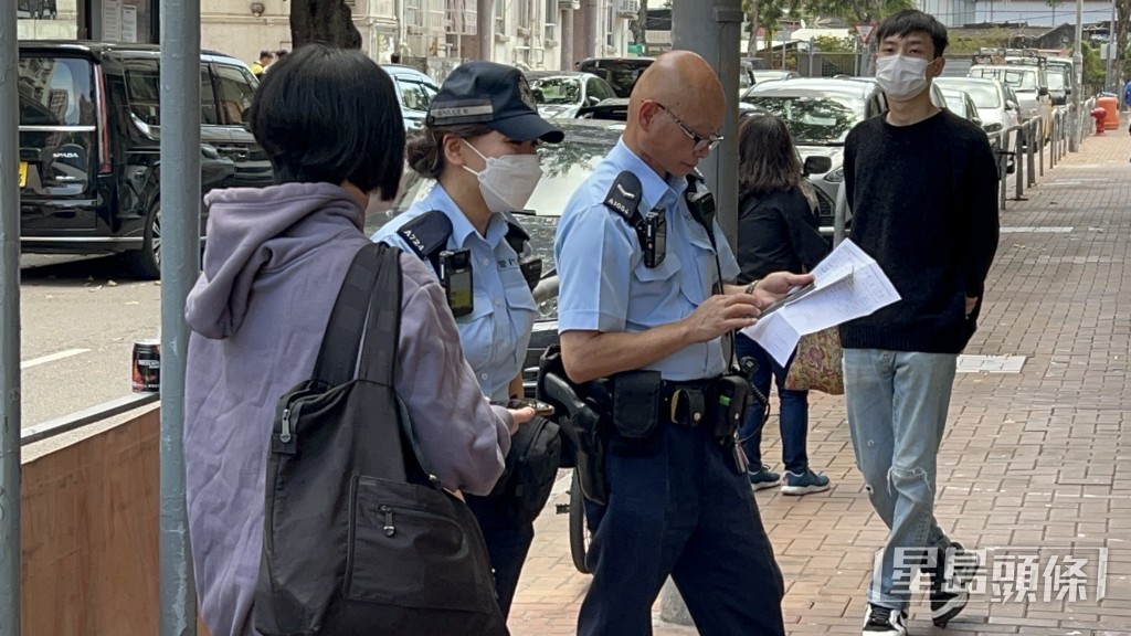 地產舖男女職員在場協查。楊偉亨攝