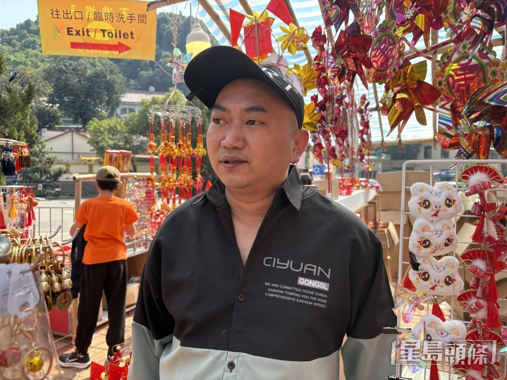 檔主曹先生認為人流管制措施過於嚴格,影響生意。 檔主曹先生認為人流管制措施過於嚴格,影響生意。