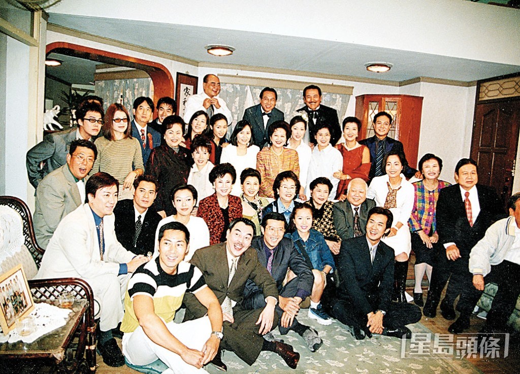 刘恺威（最后排右四）是甘草刘丹（最后排右一）儿子，刘恺威90年代初入行时，首部剧集就是与刘丹在《真情》演父子。