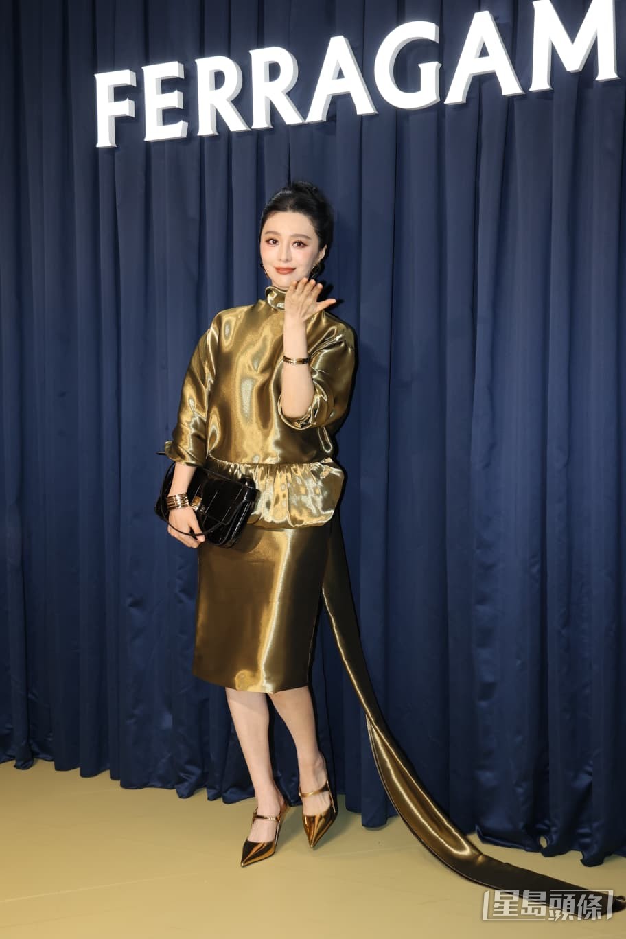 不時揮手打招呼。 不時揮手打招呼。
