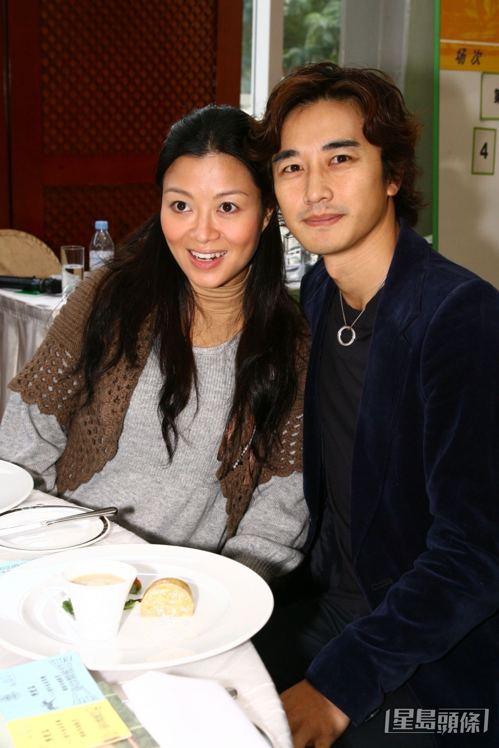 杜挺豪在2006年宣布与黄瑷瑶(左三)快将荣升父母。