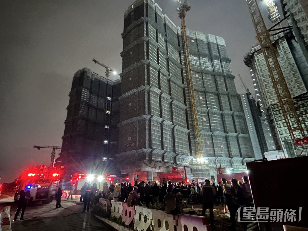 工人疏散至安全位置。 工人疏散至安全位置。