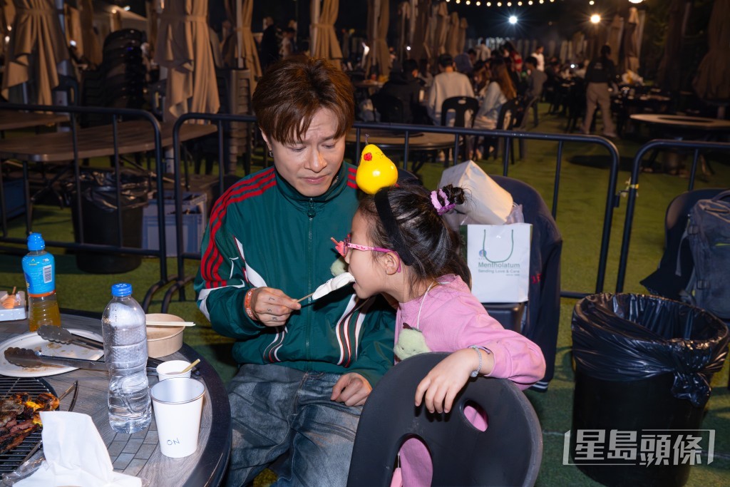 餵小朋友食嘢。