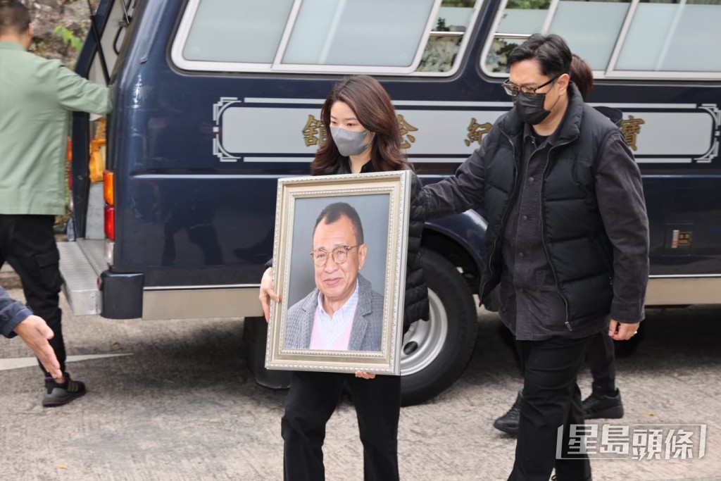 許紹雄去年離世,女兒許惠菁捧著遺照送別。 許紹雄去年離世,女兒許惠菁捧著遺照送別。