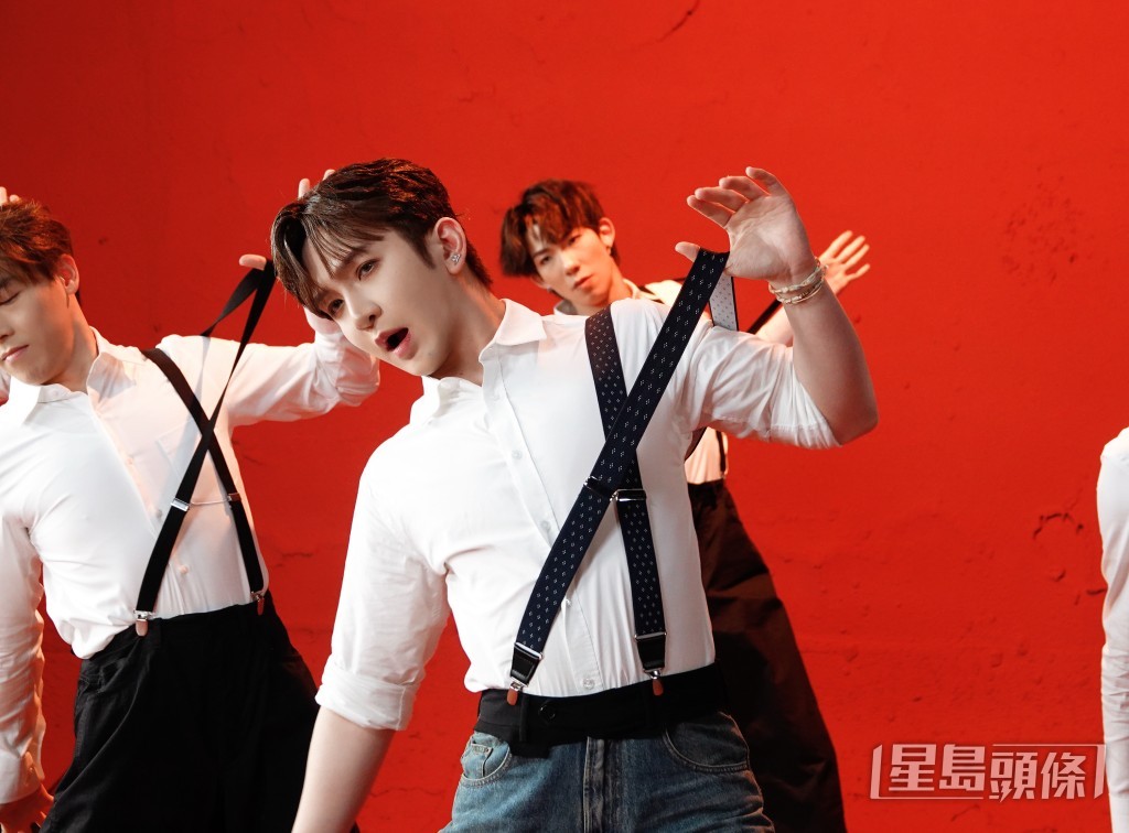 挑戰高難度Sexy舞步。